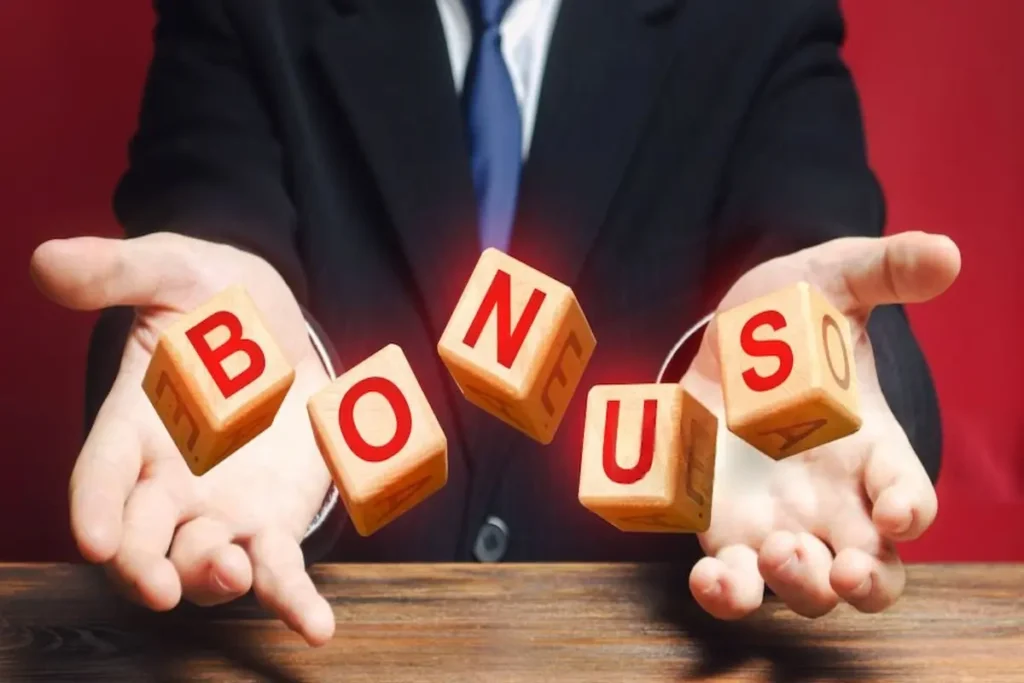 Mani che offrono blocchi con la scritta BONUS, concetto visivo associato alle promozioni e ai bonus scommesse offerti dai bookmaker online.